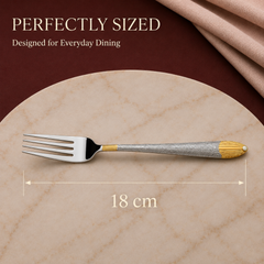 Montavo by FnS Passion real gold-plated dinner fork with detailed handle, measuring 18 cm for comfortable daily dining.
